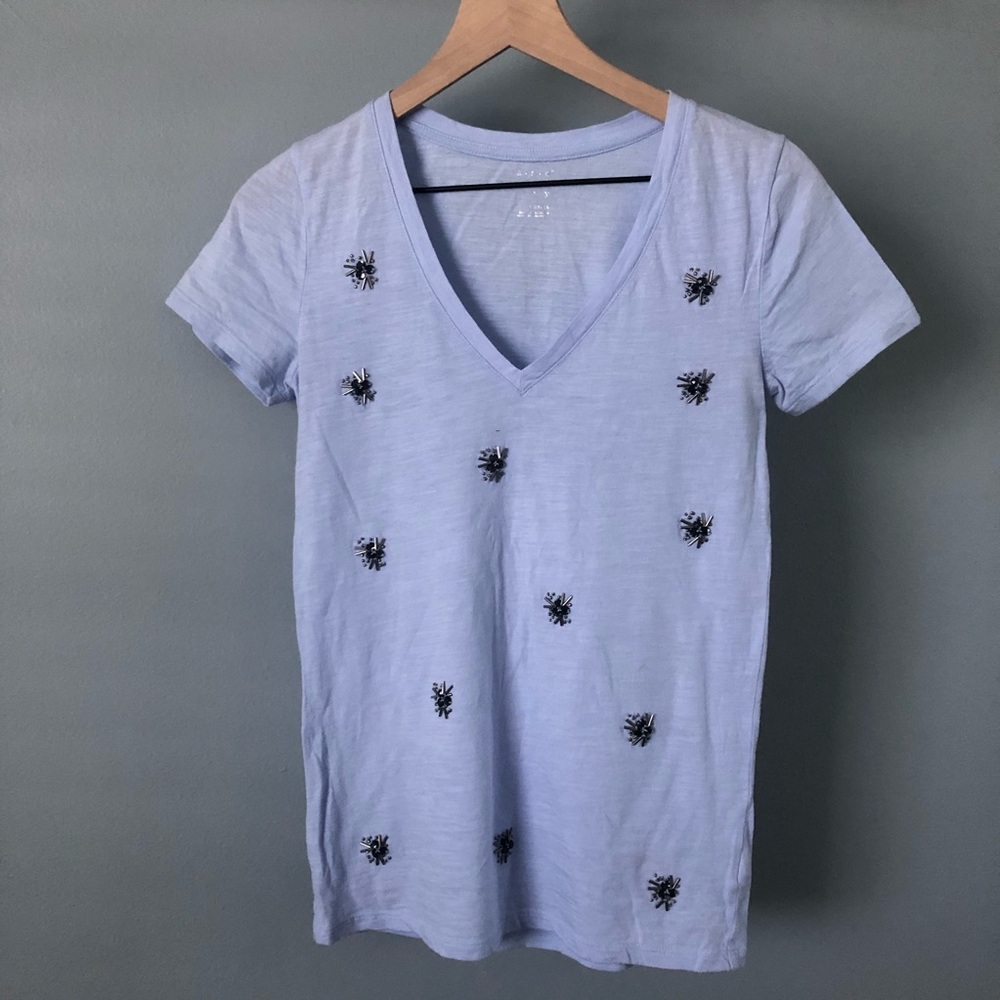 A.n.d ea wy . v neck t shirt beaded details